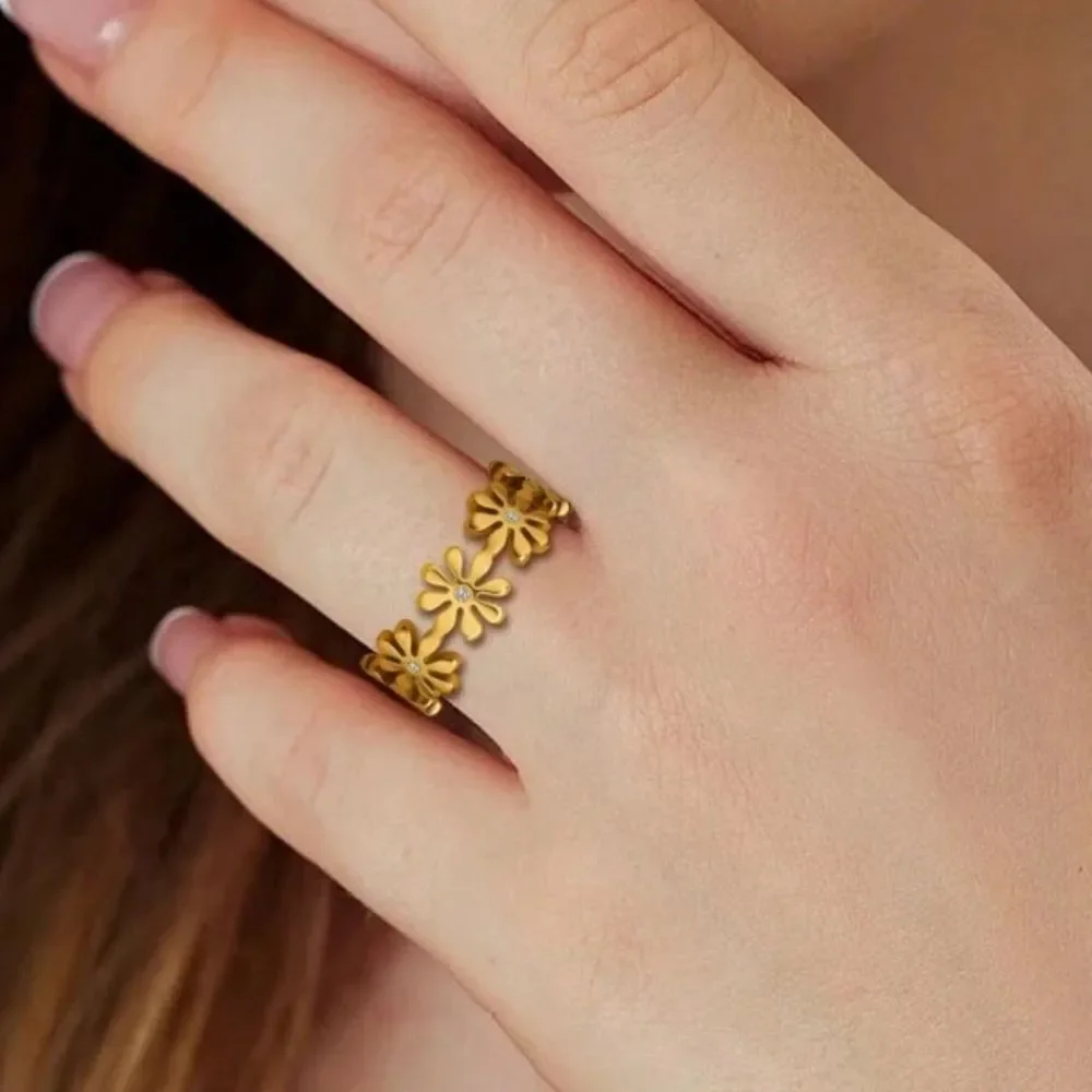 Gold Floral Ring A1108